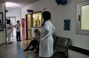 Εμβολιασμοί για τον κορωνοϊό στο νοσοκομείο «Αττικόν»