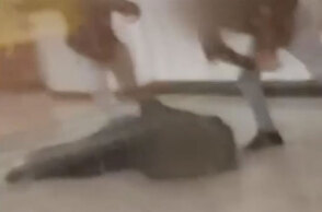 Ξυλοδαρμός από αρνητές της μάσκας στο Μετρό στην Ομόνοια: Ο εργαζόμενος είναι πεσμένος στο δάπεδο και οι δράστες τον χτυπούν στο κεφάλι