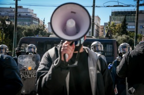 Διαδηλωτής με ντουντούκα 