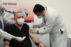 Ο Ρετζέπ Ταγίπ Ερντογάν κάνει το εμβόλιο για τον κορωνοϊό