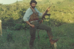 Ο Παύλος Πολάκης με καραμπίνα