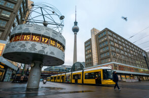 Κορωνοϊός στη Γερμανία: Νεαρός με κατεβασμένη τη μάσκα περπατά παράλληλα με τις γραμμές του Τραμ στο Βερολίνο