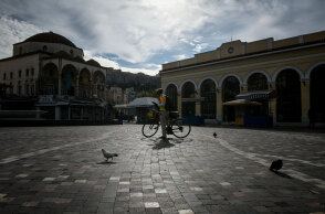 Lockdown στην Αθήνα για κορωνοϊό - Ποδηλάτης στην έρημη πλατεία στο Μοναστηράκι