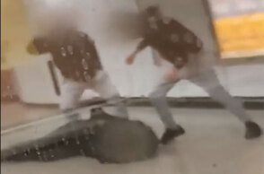 Ξυλοδαρμός σταθμάρχη του Μετρό στην Ομόνοια - Οι δύο νεαροί ξυλοκοπούν βάναυσα τον άτυχο άνδρα