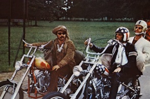 Σκηνή από την ταινία Easy Rider με τους Τζακ Νίκολσον, Πίτερ Φόντα