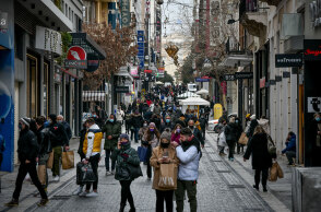 Lockdown στην Αττική: Κόσμος στην Ερμού σήμερα Δευτέρα 18 Ιανουαρίου 2021, πρώτη ημέρα ανοίγματος των καταστημάτων