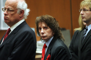 Φιλ Σπέκτορ, 1939 – 2021: Αναδρομή στον τρικυμιώδη βίο του μουσικού παραγωγού που μεταμόρφωσε τον ήχο της ποπ, αλλά πέθανε ατιμασμένος στη φυλακή