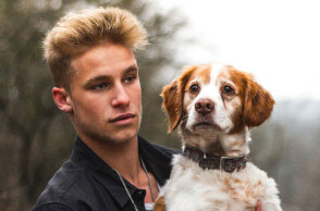 Άντρας που κρατάει σκύλο