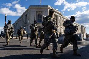 Μέλη της Εθνοφρουράς μετακινούνται στην Ουάσινγκτον μία ημέρα πριν από την ορκωμοσία Μπάιντεν