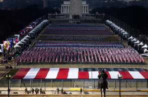Ορκωμοσία Μπάιντεν: 200.000 αμερικανικές σημαίες στον ανοικτό χώρο που καταλήγει στο μνημείο του Λίνκολν στο Καπιτώλιο των ΗΠΑ