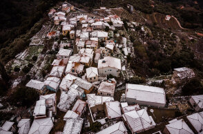 Χιόνια στη Σάμο: Στα λευκά το χωριό Μανωλάτες