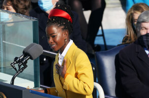 Amanda Gorman: Με σκουλαρίκια του Έλληνα σχεδιαστή Νίκου Κούλη η νεαρή ποιήτρια στην ορκωμοσία Μπάιντεν