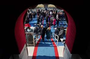 Τζο Μπάιντεν, ο 46ος πρόεδρος των ΗΠΑ, αποχωρεί μετά την ορκωμοσία του μαζί με τη σύζυγό του, Τζιλ