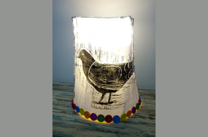 Το Πολιτιστικό Ίδρυμα Ομίλου Πειραιώς (ΠΙΟΠ) διοργανώνει τη Δευτέρα 25 Ιανουαρίου διαδικτυακό εργαστήρι με θέμα «Φωτιστικά από χαρτί και σύρμα».