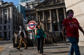 Κορωνοϊός στην Αγγλία: Εικόνα έξω από σταθμό του μετρό