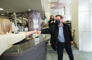 Ο Αλέξης Τσίπρας πήγε στο Ίλιον και συνομίλησε με επιχειρηματίες και καταστηματάρχες