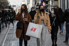 Κοπέλες με μάσκα για τον κορωνοϊό στην Ερμού