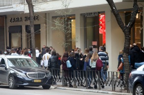 Ουρές σχηματίστηκαν έξω από καταστήματα στη Θεσσαλονίκη, καθώς καταναλωτές ενώ δεν τηρούνταν πάντα οι απαραίτητες αποστάσεις. 