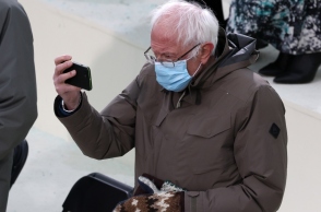 Ο γερουσιαστής Μπέρνι Σάντερς στην ορκωμοσία του Τζο Μπάιντεν