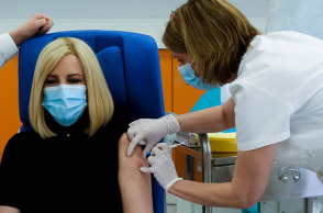 ΕΜΒΟΛΙΑΣΜΟΣ ΤΗς ΠΡΟΕΔΡΟΥ ΤΟΥ ΚΙΝΑΛ ΦΩΦΗΣ ΓΕΝΝΗΜΑΤΑ ΓΙΑ ΤΟΝ ΚΟΡΩΝΟΙΟ