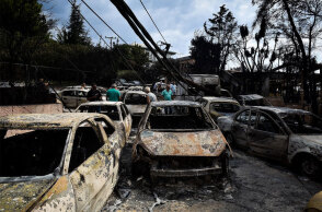 Φονική πυρκαγιά στο Μάτι με 102 νεκρούς - Ο δρόμος με τα καμένα αυτοκίνητα
