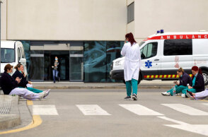 Κορωνοϊός στην Ισπανία: Γιατροί και νοσηλευτές έξω από νοσοκομείο αναφοράς Covid-19