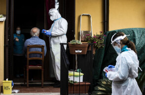 Κορωνοϊός στην Ιταλία - Έλεγχοι με rapid test σε οίκο ευγηρίας