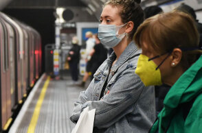 Επιβάτες του Μετρό με μάσκα για τον κορωνοϊό (ΦΩΤΟ ΑΡΧΕΙΟΥ)