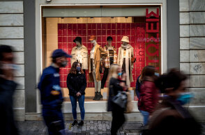 Καταναλωτές και αστυνομικοί ανεβοκατεβαίνουν την Ερμού, καθώς τα καταστήματα είναι ανοικτά