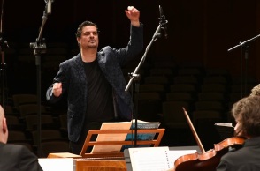 Ο Γιώργος Πέτρου διευθύνει τους Μουσικούς της Καμεράτας-Ορχήστρας των Φίλων της Μουσικής