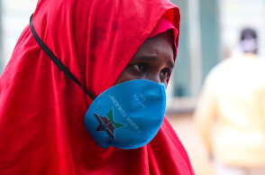 Κένυα - Μια πρόσφυγας περιμένει να μπει στην κλινική των Γιατρών Χωρίς Σύνορα που προσφέρει υπηρεσίες ψυχικής υγείας