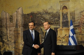 Χειραψία του Αντώνη Σαμαρά με τον Ρετζέπ Ταγίπ Ερντογάν