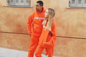 Άνδρας και γυναίκα που φωτογραφίζονται φορώντας ρούχα Theta Clothes