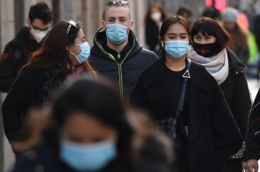 Κορωνοϊός - Πολίτες με μάσκα στην Ιταλία