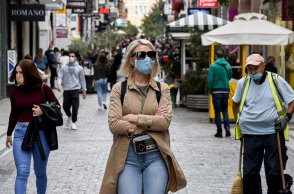 Αττική: Γυναίκα με μάσκα για τον κορωνοϊό ανεβαίνει την Ερμού