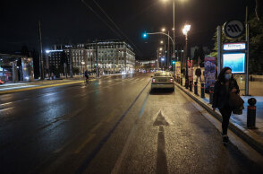 Lockdown στην Αττική: Πολίτες μπροστά από την είσοδο του Μετρό στο Σύνταγμα - Οι λοιμωξιολόγοι του Υπουργείου Υγείας εισηγούνται να γίνει πιο σκληρό και να μπει ο νομός στις «κόκκινες» περιοχές