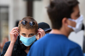 Νεαρός φορά απλή χειρουργική μάσκα για τον κορωνοϊό