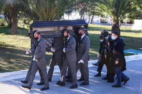 Εικόνα από την κηδεία του Σήφη Βαλυράκη