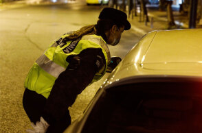 Lockdown στην Αττική: Γυναίκα αστυνομικός πραγματοποιεί έλεγχο για την απαγόρευση κυκλοφορίας