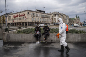 Ουγγαρία - Κορωνοϊός: Άνδρας με προστατευτική στολή απολυμαίνει χώρους στη Βουδαπέστη