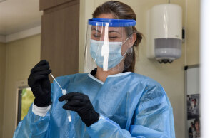 Υγειονομικός του ΕΟΔΥ διενεργεί rapid test για τον κορωνοϊό