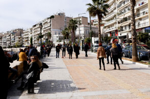 Lockdown στην Αττική: Πολίτες περπατούν και συζητούν στο Πασαλιμάνι του Πειραιά