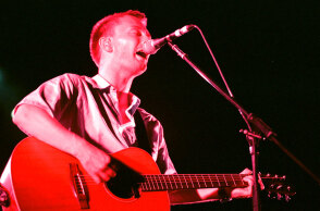 Στιγμιότυπο από τη συναυλία των Radiohead στο Θέατρο Λυκαβηττού στην Αθήνα το 2000