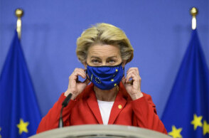Η Ούρσουλα Φον ντερ Λάιεν, πρόεδρος της Κομισιόν, με μάσκα για τον κορωνοϊό