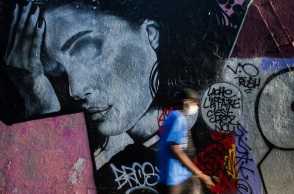 Τοιχογραφία στο Παρίσι που απεικονίζει γυναίκα 