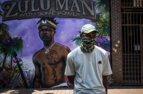 Άνθρωπος με μάσκα στη Νότια Αφρική