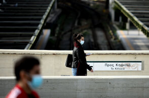 Αττική - Lockdown: Κοπέλα με μάσκα για τον κορωνοϊό σε σταθμό του Ηλεκτρικού