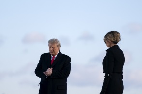 Ντόναλντ Τραμπ και Μελάνια Τραμπ αναχωρούν από τον Λευκό Οίκο