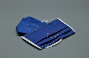 Μάσκες προστασίας με το λογότυπο της Ευρωπαϊκής Ένωσης