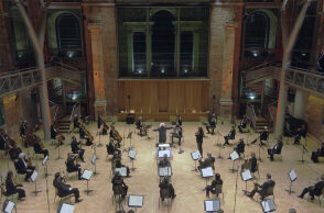 Η Συμφωνική Ορχήστρα του Λονδίνου με τον Λεωνίδα Καβάκο στο βιολί και τον sir Simon Rattle στο podium